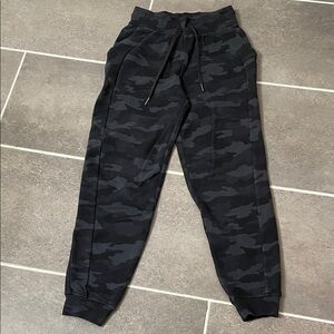 Lululemon Scuba High-Rise Jogger *Fleece size 2